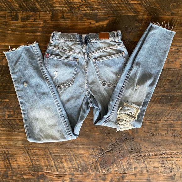 BDG High-waisted Slim Straight Jean In Distressed Vintage Denim Light - Picture 5 of 12